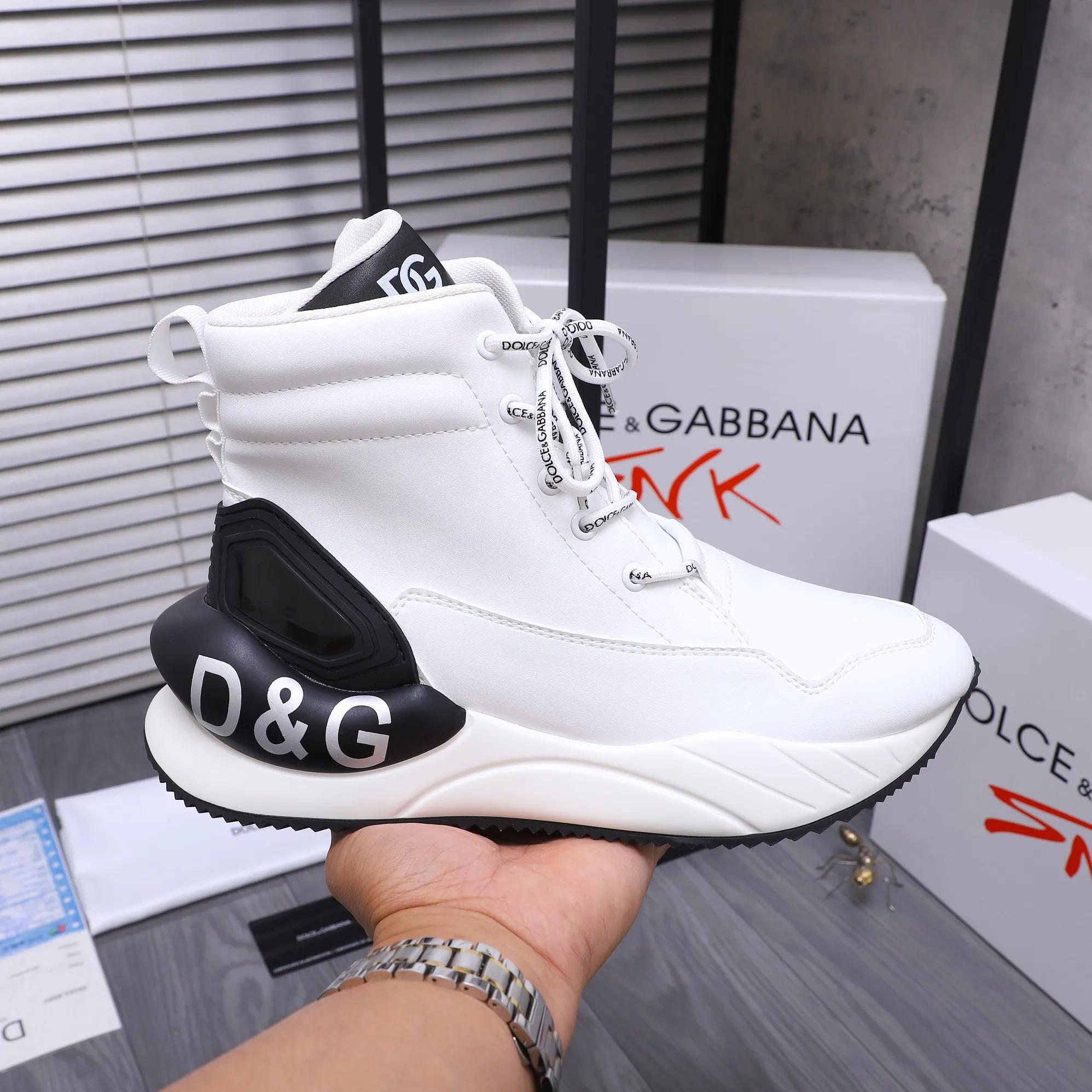 Men's shoes 💰p540 Product trademark: DG (Dolce & Gabbana) high-top casual shoes for couples. Regular size: 36-46 (45.46 is custom-made and non-returnable) Product materials: Selected cowhide stitching upper, mesh lining, cowhide insole, rubber outsole